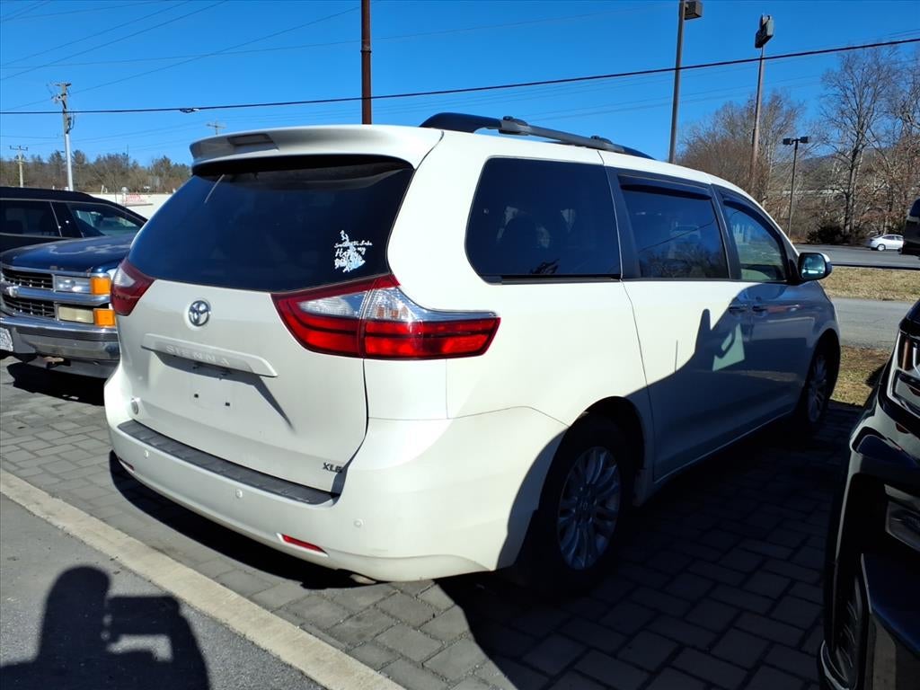 2017 Toyota Sienna XLE 8 Passenger